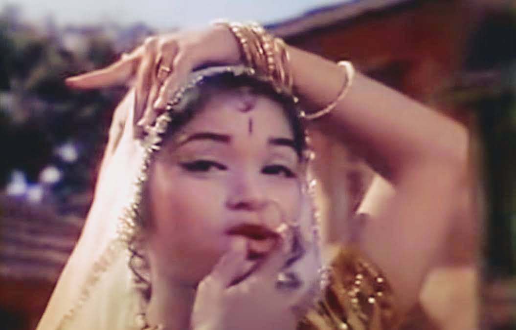 Saroj Khan was sparkling & elastic in her onscreen dances and was competent in multiple dance genres, Kathak/Ballroom/Western & Folk from various regions UP, Punjab, Konkan, that helped her as DanceDirector  #RIP  #SarojKhanAs lead in Phool aur Patthar 