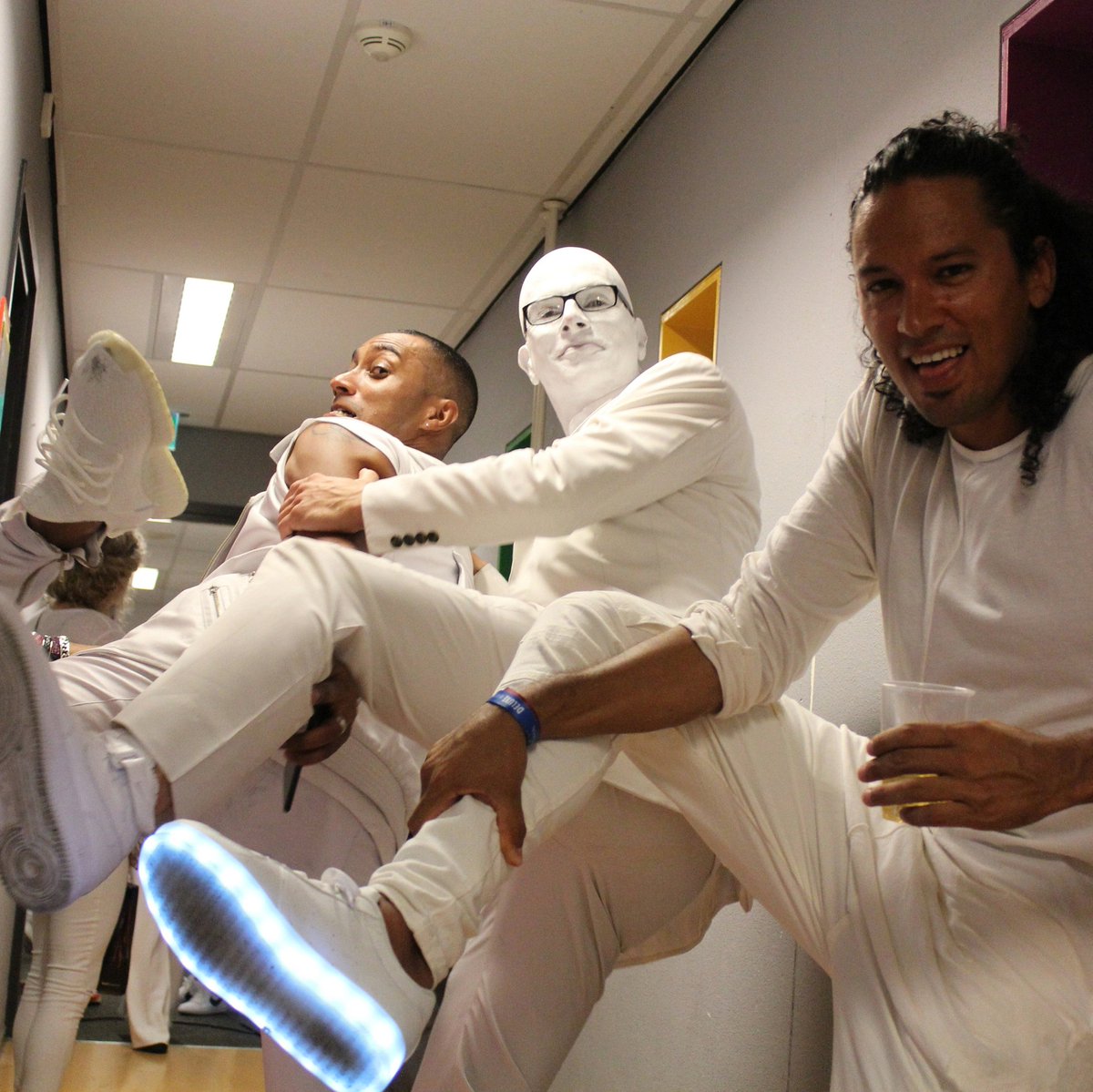 MrWhite's tweet photo. ➡️ Swipe to see what's going on ➡️➡️
Good luck tomorrow at the @sensation stream, boys! @sunnyjames @ryanmarciano https://t.co/bjJFng5gQI