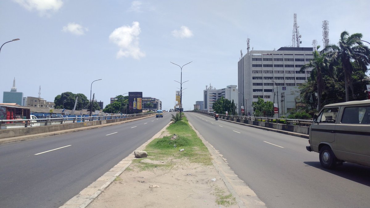 trafficbutter's tweet photo. VIA @Austynzogs: #ThrowBack: Alfred Rewane Road, Falomo Bridge Ikoyi #LockdownLagos #COVID19 https://t.co/VYnF3zRZcU https://t.co/cKUPEobfgD