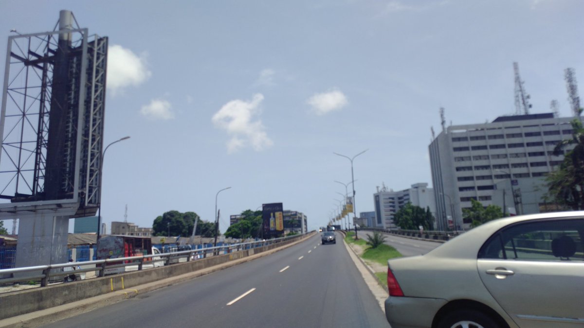 trafficbutter's tweet photo. VIA @Austynzogs: #ThrowBack: Alfred Rewane Road, Falomo Bridge Ikoyi #LockdownLagos #COVID19 https://t.co/VYnF3zRZcU https://t.co/cKUPEobfgD