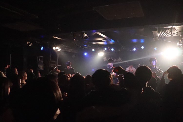 ibe_ebi898's tweet photo. #最低限のディスタンス
早くライブがある日常に戻りたいですね。みんな頑張ろや！😃 https://t.co/VCbeDl4Twk