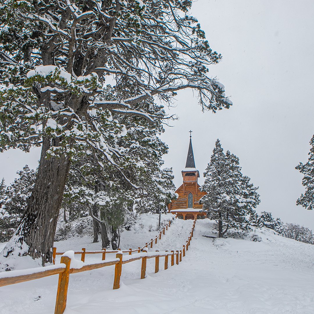 Bariloche_ar's tweet photo. La Capilla San Eduardo en Circuito Chico rodeada de magia blanca.❄️ https://t.co/z01zHeWiYN