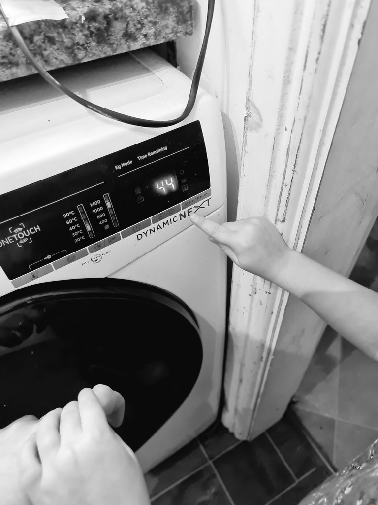 emz1304's tweet photo. Today jason wanted to do the washing... so I have shown him what to do.. ill be able to retire soon at this rate 😅🤣 #goodjobj @MrsFEYFS @MrsMoore_Parish  @parishschool1 https://t.co/tQPRiBgtOp