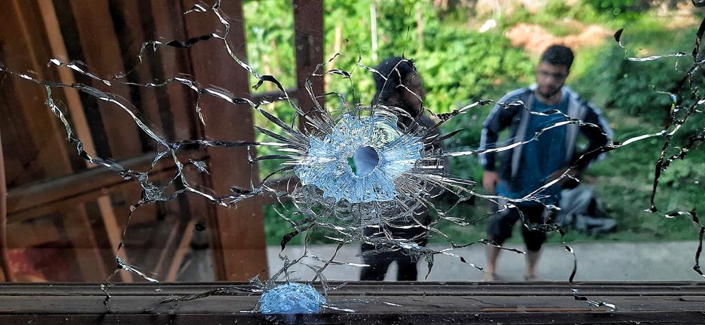 Umizism's tweet photo. Bullet hole on a window
between militants and Forces near Gunfight site of #Malbagh #srinagar,03 July 2020.
Photo By @waseem_andrabi https://t.co/TxSVD4OCQp