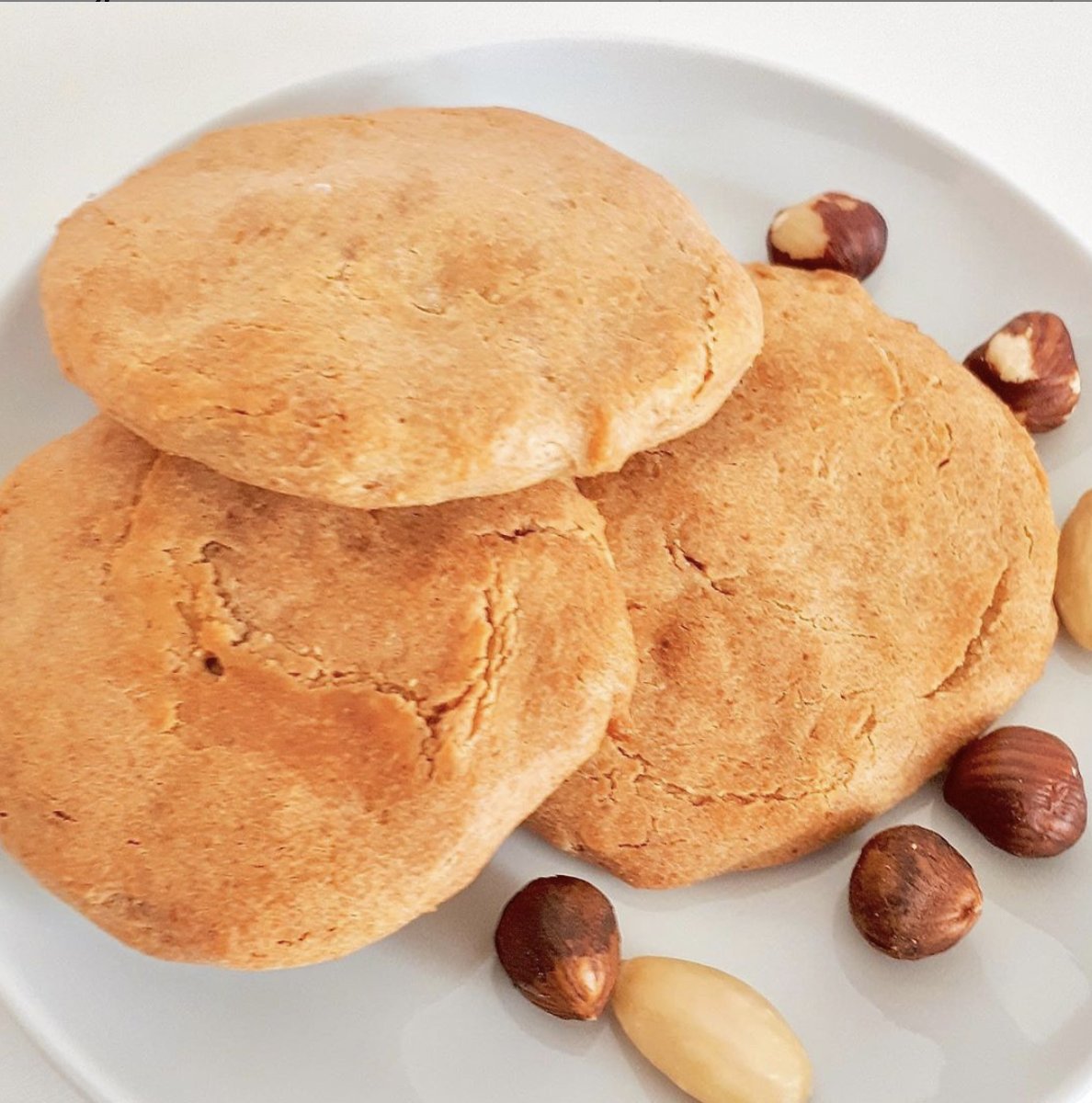 Looking for a keto friendly afternoon tea snack? 😋 These simple and delicious almond cookies are sure to satisfy your sweet tooth!
