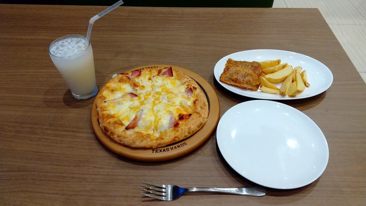 MCkamar5010's tweet photo. き…帰宅…ようやく…(´ρ`)
日付跨ぎすぎ🤣
モンボさん任せのポケGO、タスクが全然出来とらん😭
ちなみに夕方に食べた晩御飯、北陸三県で展開しているテキサスハンズピザ。全国チェーンのピザより旨かった🤣
https://t.co/gutNFsg0us
#ポケモンGO #テキサスハンズピザ #Texashands #ピザ https://t.co/B42au8XnyZ