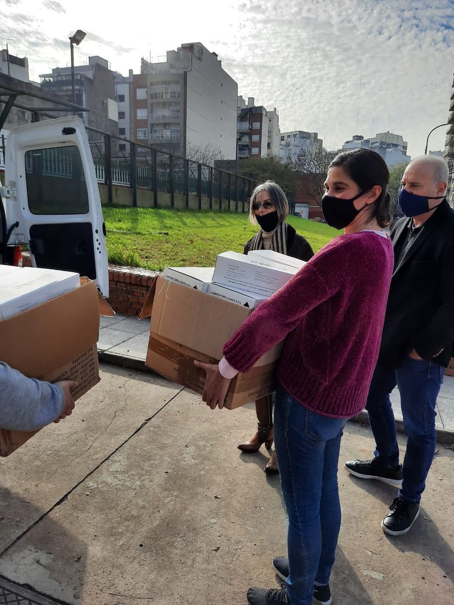 GamarnikLab's tweet photo. AHORA, saliendo del Instituto Leloir Serokits para 3000 muestras ESTUDIO de seroprevalencia EN barrios de CABA. Se medirán los anticuerpos contra el CORONAVIRUS tomando una gota de sangre del dedo. Los anticuerpos se miden con el kit COVIDAR  desarrollo de Leloir CONICET LEMOS. https://t.co/tzlPdMIgLF