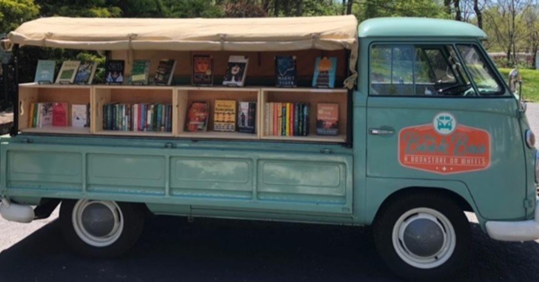 goose_lane's tweet photo. Why A Retired Cincinnati Teacher Started The Book Bus, A Mobile โBookstore On Wheelsโ
Like an ice-cream truck, but with books!
#MobileBookstore
https://t.co/jcEeKYqgOv https://t.co/I8B1lsbMld