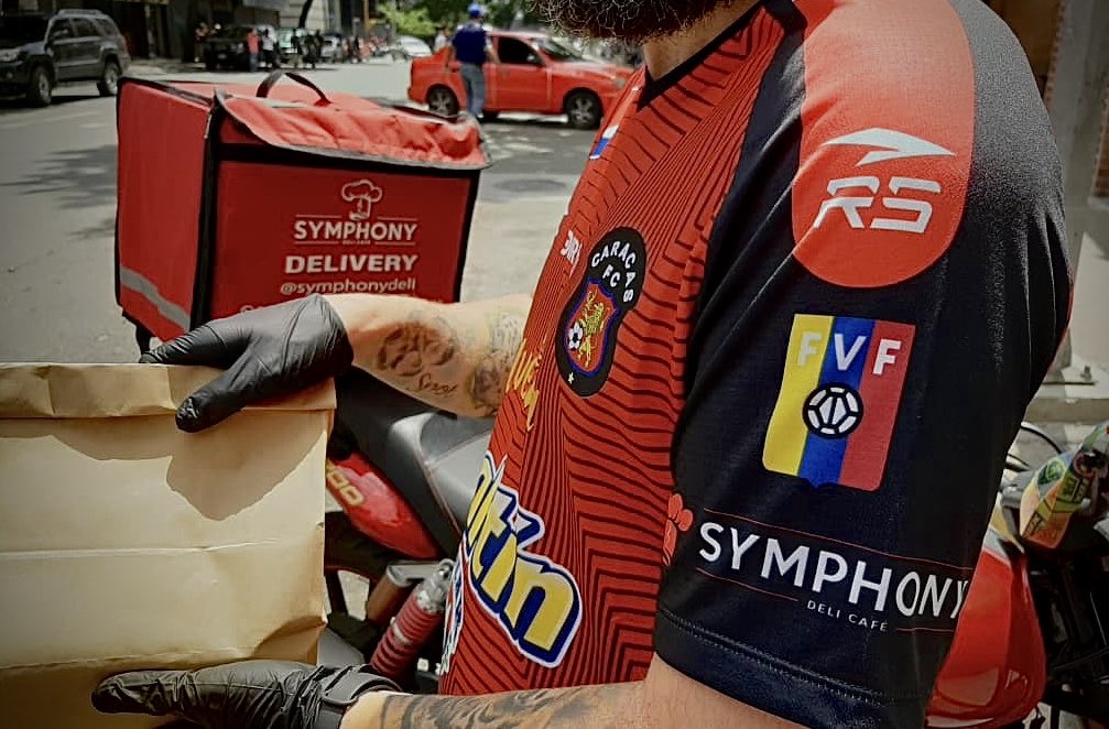 Caracas_FC's tweet photo. ¿Pensando en el almuerzo? 🤤 En @SymphonyDeli cuentan con servicio de delivery con el toque del más grande 

¡Date un gusto! 🍔👨🏻‍🍳 https://t.co/tOvS3xXpOK