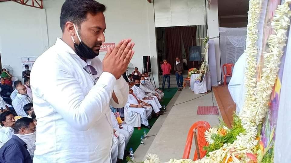 BJD4Balasore's tweet photo. ବାଲେଶ୍ୱର ସଦର ବିଧାୟକ ସ୍ବର୍ଗତ ମଦନ ମୋହନ ଦତ୍ତଙ୍କ ଶ୍ରଦ୍ଧାଞ୍ଜଳି ସଭାରେ ଯୋଗଦାନ କରି ମାଲ୍ୟାର୍ପଣ ଏବଂ ତାଙ୍କର ଆତ୍ମାର ସଦଗତି ନିମନ୍ତେ ପାର୍ଥନା କରୁଛନ୍ତି ଜିଲ୍ଲା ଯୁବ ବିଜେଡି ସଭାପତି ଶୁଭେନ୍ଦୁ ଦାସ ମଙ୍ଗରାଜ ।
@Naveen_Odisha 
@BYJD_Odisha 
@BijuJanata https://t.co/HtfpuntJWt