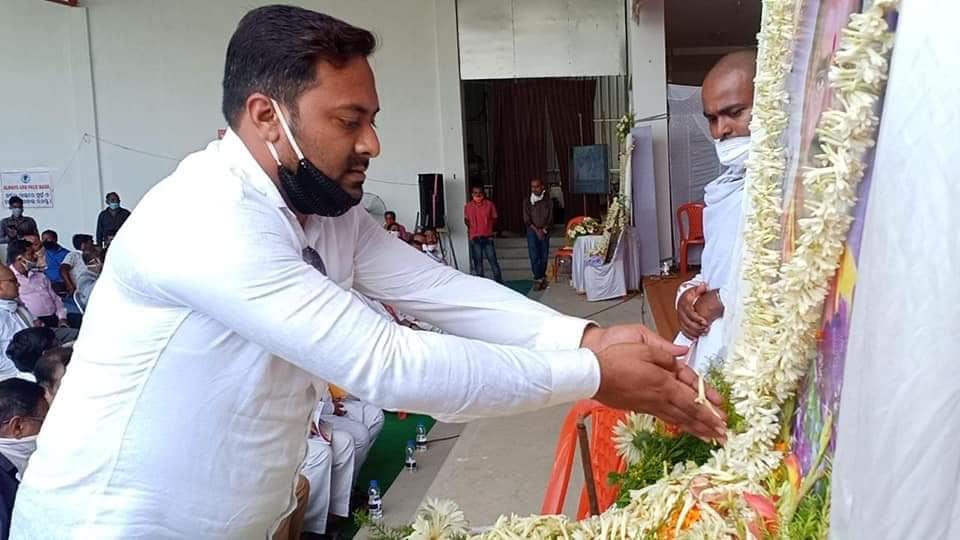 BJD4Balasore's tweet photo. ବାଲେଶ୍ୱର ସଦର ବିଧାୟକ ସ୍ବର୍ଗତ ମଦନ ମୋହନ ଦତ୍ତଙ୍କ ଶ୍ରଦ୍ଧାଞ୍ଜଳି ସଭାରେ ଯୋଗଦାନ କରି ମାଲ୍ୟାର୍ପଣ ଏବଂ ତାଙ୍କର ଆତ୍ମାର ସଦଗତି ନିମନ୍ତେ ପାର୍ଥନା କରୁଛନ୍ତି ଜିଲ୍ଲା ଯୁବ ବିଜେଡି ସଭାପତି ଶୁଭେନ୍ଦୁ ଦାସ ମଙ୍ଗରାଜ ।
@Naveen_Odisha 
@BYJD_Odisha 
@BijuJanata https://t.co/HtfpuntJWt