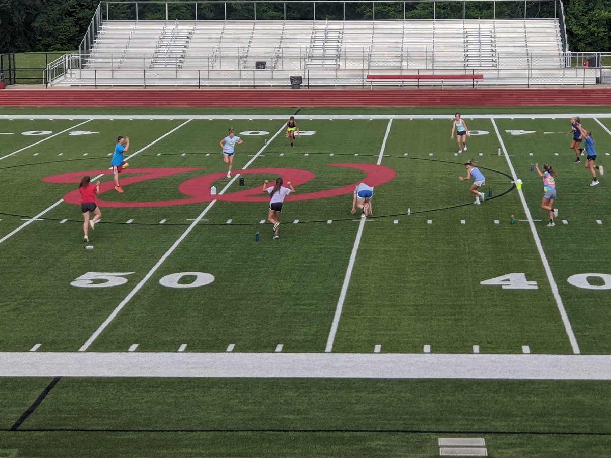 WHS_LadyHoops's tweet photo. Shoutout to @winfieldsoccer1  for leading the conditioning segment this morning. https://t.co/jJEjzmn3iM
