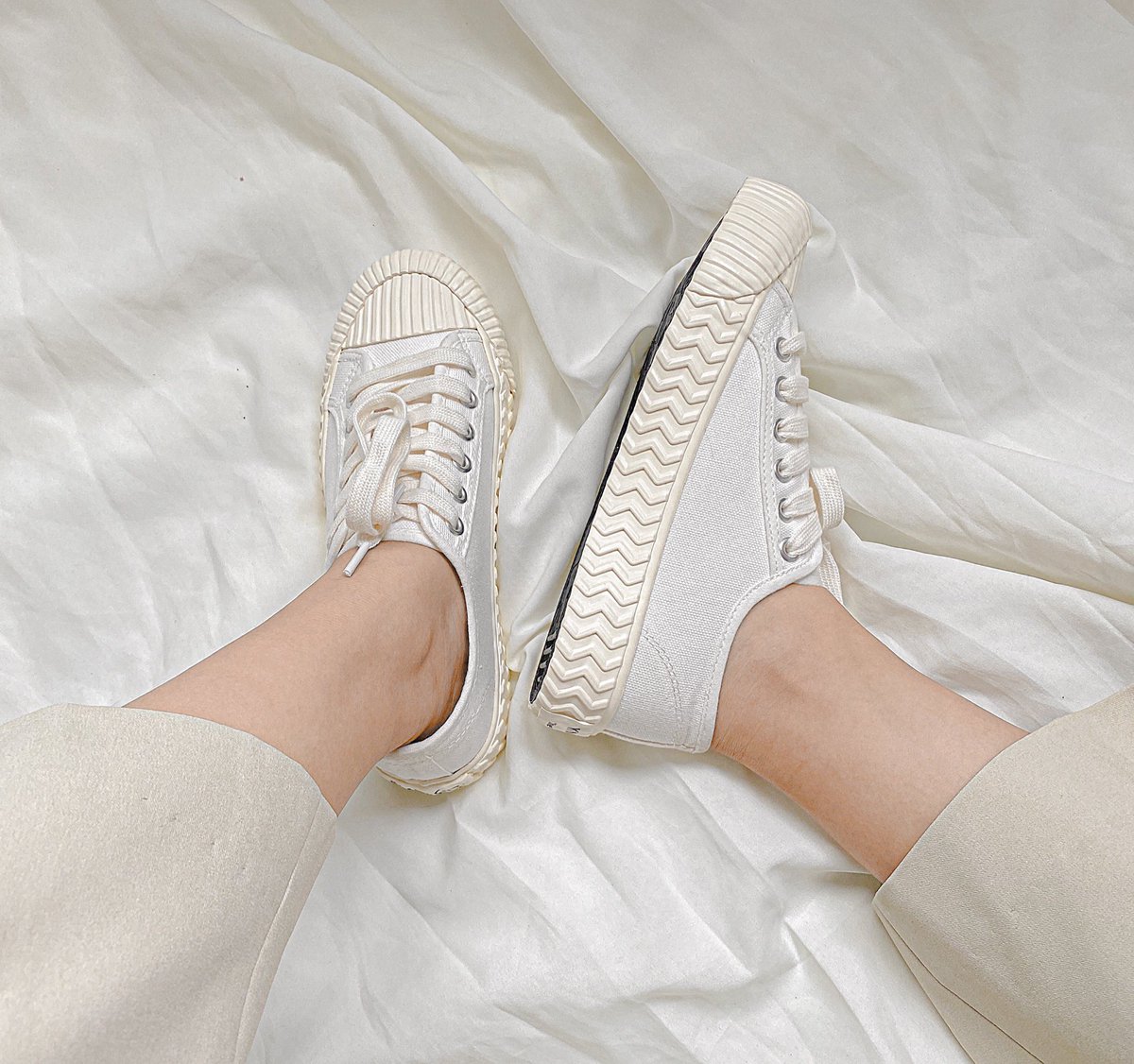 chams_girl's tweet photo. อยากแนะนำรองเท้าผ้าใบคู่นี้มากๆ คือเราใส่บ่อยมากก เป็นรองเท้าจาก kim &amp; co. แบบทรงน่ารัก ใส่สบาย พื้นนุ่ม เบา ใส่เดินทั้งวันก็ไม่ปวดเท้าเลย ครั้งแรกที่เราใส่ไม่กัดเท้าด้วย และแมทง่ายใส่ได้กับทุกชุด คือคุณภาพหลักพันแต่ราคาแค่ 390 บาทเป็นปลื้มมม #ไว้รีวิวห้ามขายของโว้ยย https://t.co/BYvIO6ivQK