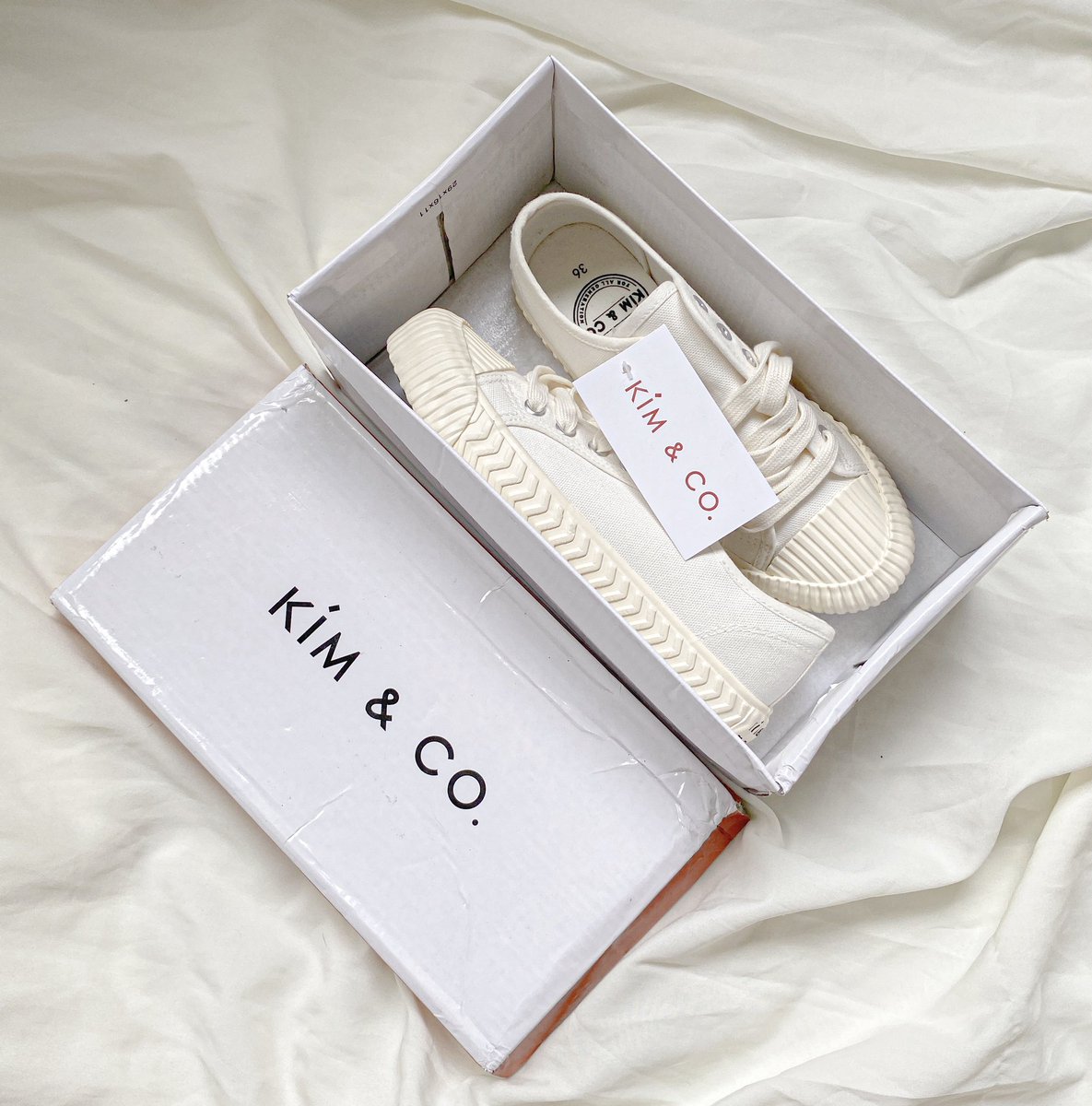 chams_girl's tweet photo. อยากแนะนำรองเท้าผ้าใบคู่นี้มากๆ คือเราใส่บ่อยมากก เป็นรองเท้าจาก kim &amp; co. แบบทรงน่ารัก ใส่สบาย พื้นนุ่ม เบา ใส่เดินทั้งวันก็ไม่ปวดเท้าเลย ครั้งแรกที่เราใส่ไม่กัดเท้าด้วย และแมทง่ายใส่ได้กับทุกชุด คือคุณภาพหลักพันแต่ราคาแค่ 390 บาทเป็นปลื้มมม #ไว้รีวิวห้ามขายของโว้ยย https://t.co/BYvIO6ivQK