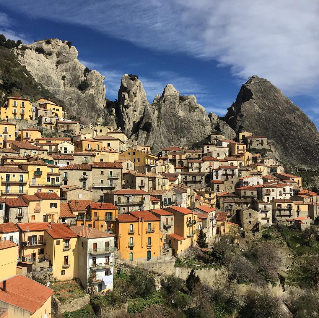 Italia's tweet photo. Vi portiamo a Castelmezzano, affascinante borgo nel cuore delle Dolomiti Lucane in #Basilicata 👉 https://t.co/sbBYccQEqU
#viaggioinitalia @Basilicata_Tur
📷 IG melle_saida https://t.co/rZ6aFAbTvr