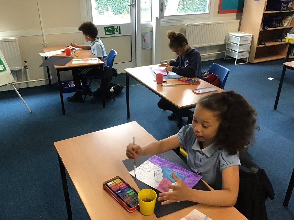 MrsCooperEdu's tweet photo. A creative afternoon with volcano pop art in year 4! 🌋 https://t.co/fLZq0jOJhR