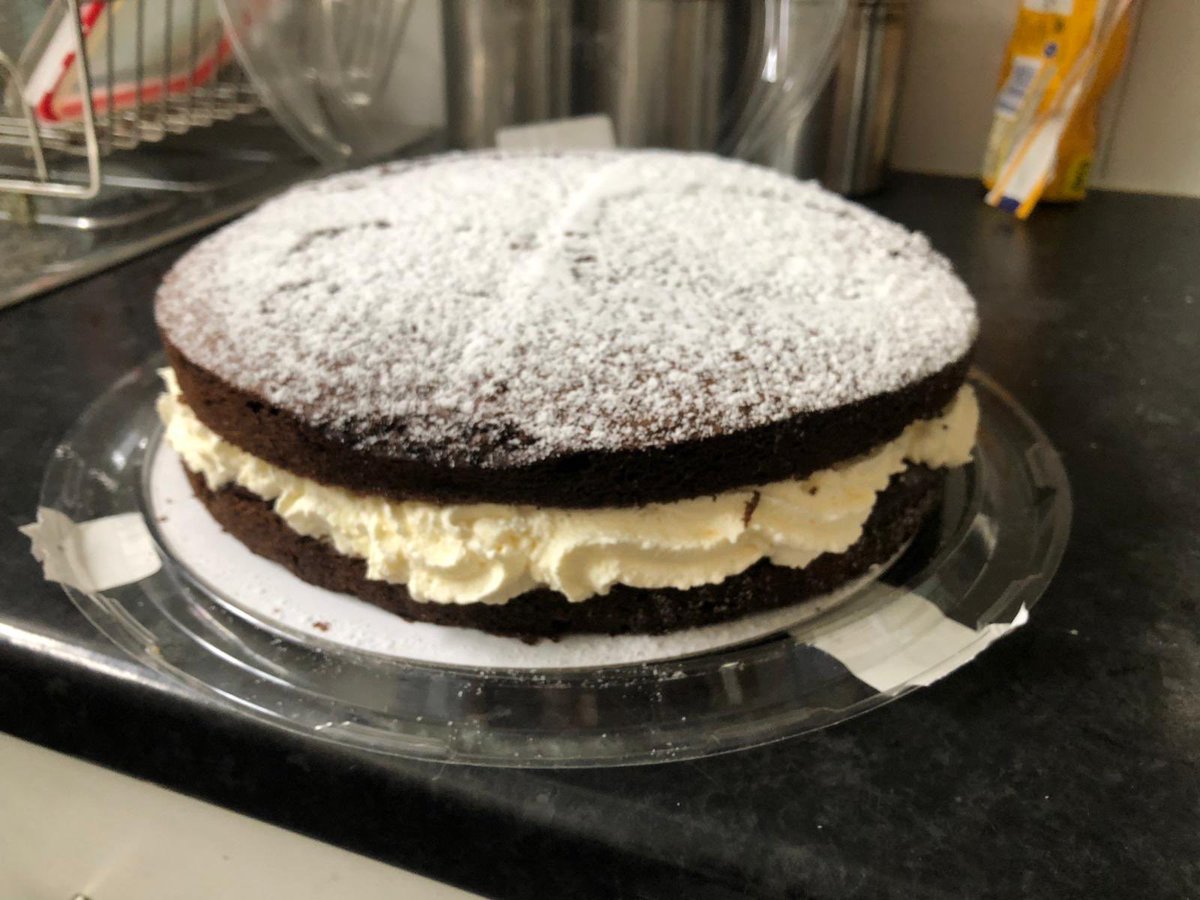 AzureLiSolution's tweet image. When your customer brings this in to say thanks 🤩 #cake #cakefridays #haydock