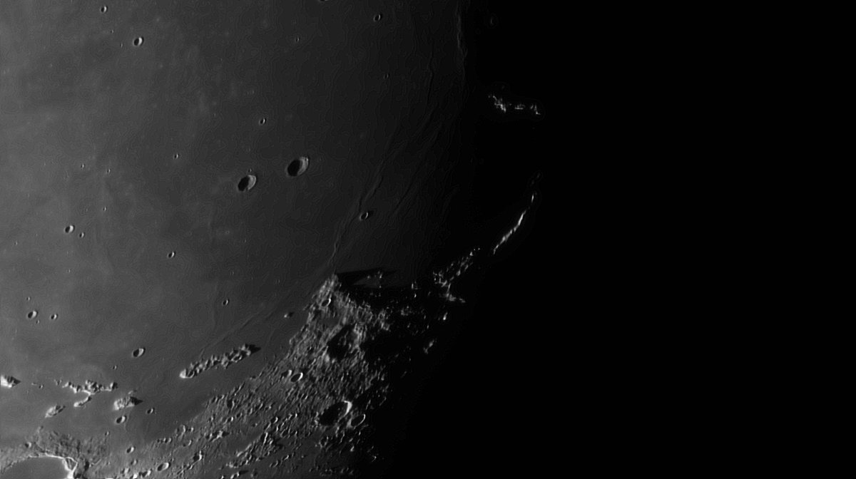 4/That big ghost of a massive crater, most of it now gone, is Sinus Iridum, ~236km wide. The edges are a mountain range called Montes Jura.Those two little island craters in Mare Imbrium out there alone are Le Verrier and Helicon, 20km and 24km. #moon  #astronomy  #outreach