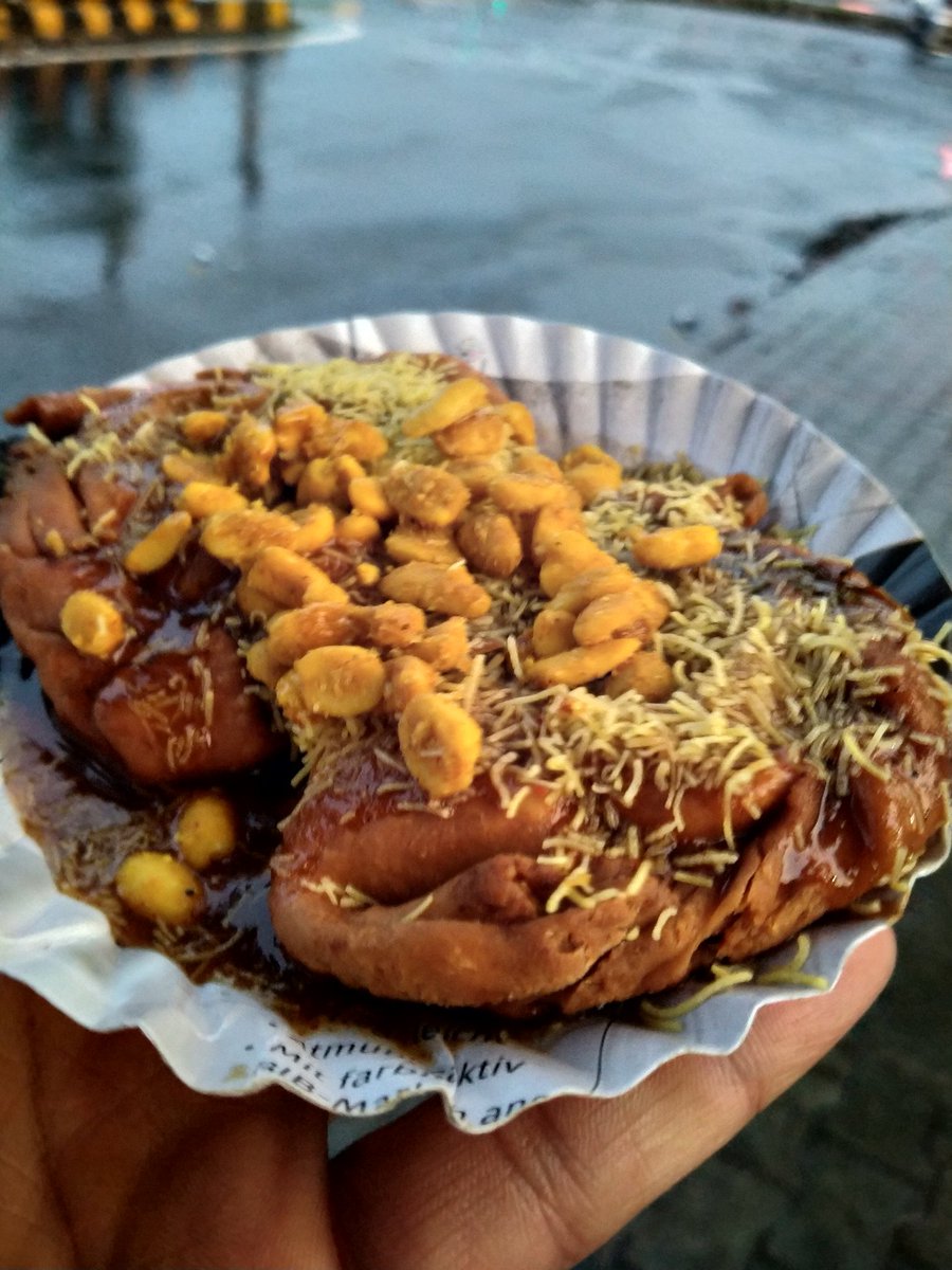 khattaadhokla's tweet photo. Just enjoying #AhmedabadRain
with Jamnagari ghooghra..😋 https://t.co/p0zcs7XNxu