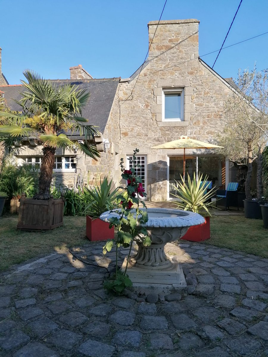 SoizeCrel's tweet image. #avendre #cotesdarmor #baiedesaintbrieuc #langueux #longere dans le bourg #jardin clos de murs de pierres, salon, séjour ouvert sur #terrasse, chambre au Rdch, salle d'eau à l'italienne,studio, chambre parentale, garage #harbourimmobilier plérin 09 70 71 35 00