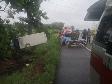 tvnnoticias's tweet photo. Busito se vuelca en vía Panamericana, cerca a río Chico en Natá. Paramédicos de SAMER trasladan 2 heridos. Vía @BCBRP #NoticiasTVN #TraficoAM https://t.co/rphN61F2up
