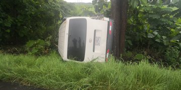 tvnnoticias's tweet photo. Busito se vuelca en vía Panamericana, cerca a río Chico en Natá. Paramédicos de SAMER trasladan 2 heridos. Vía @BCBRP #NoticiasTVN #TraficoAM https://t.co/rphN61F2up