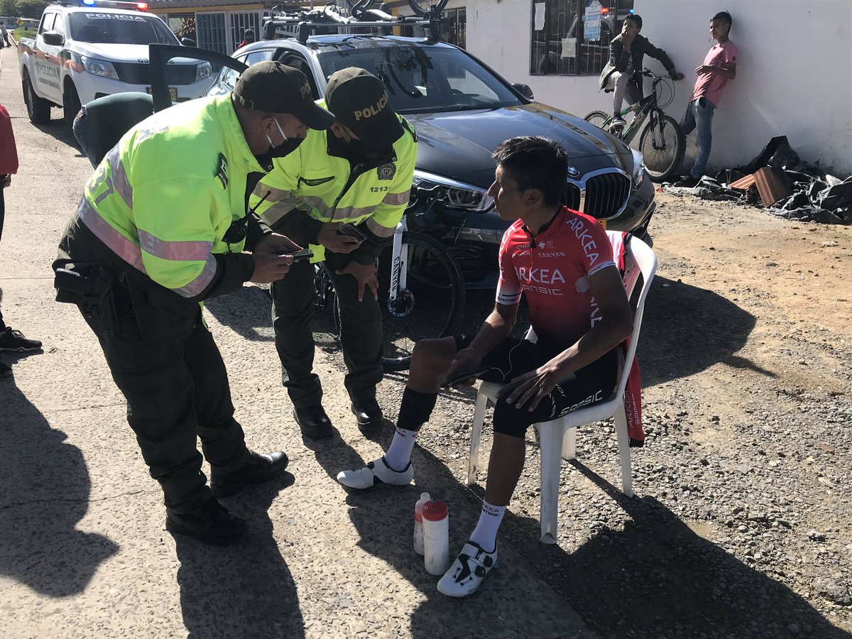 AlcaMotavita's tweet photo. #AEstaHora📍|| El ciclista Boyacense @NairoQuinCo sufre un accidente en la vía nacional sector vereda Salvial de #Motavita, un conductor realiza maniobra indebida y lo colisiona mientras realiza su tradicional entrenamiento. La alcaldesa Mery Mozo acude para atender la emergencia https://t.co/Gh6GH2RJ81