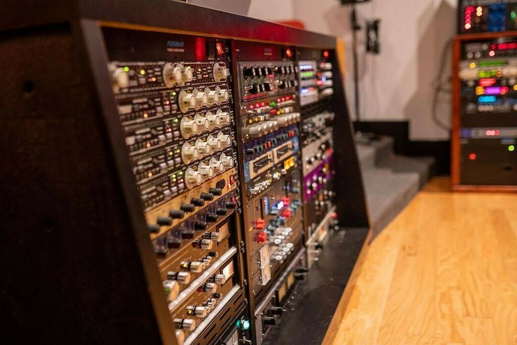 EmpiricalLabs's tweet photo. #FatsoFriday once again! How many of you have both a Fatso and a Distressor?
.
.
.
.
.
#empiricallabs #recording #studio #recordingstudio #musicproduction #inthestudio #studiolife #producer #producerlife #studioflow #musicstudio #studiogear #audioenginee… https://t.co/uO0GM8rSxj https://t.co/WeG3D8NZhY