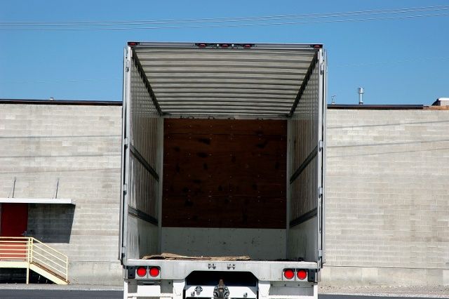MovingEU's tweet photo. 570 thousand unloaded trucks will be returning home navigating 780 million empty km &amp; wasting 188 million litres of fuel/y. This is the price we’ll pay for the obligation to Return the Trucks. Why support⁉️⁉️ #ReassessMobilityPackage #MobilityPackage #EUGreenDeal https://t.co/SpoB4rRegr