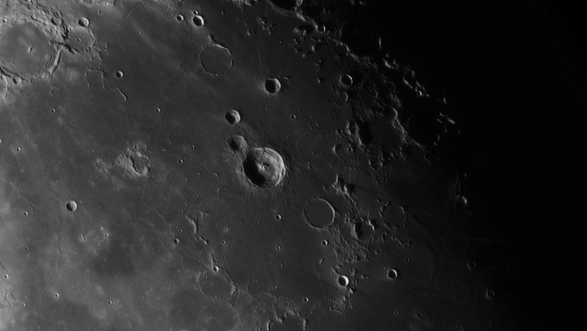 8/Happily nestled in Mare Nubium is the crater Bullialdus, at 60km wide. It’s got a very interesting outie, there! Lots of ghost craters nearby.The third crater in the “tail” of three above Bullialdus, is König, at 23km wide. I just wanted to use the “ö”. #moon  #astronomy