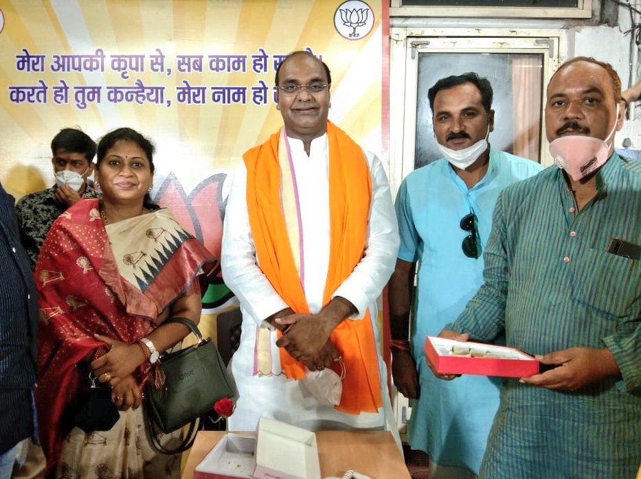 VishvasSarang's tweet photo. #जैतपुर #विधायक श्रीमती मनीषा सिंह जी ने निवास पर सौजन्य भेंट की।
#ManishaSingh
#Jaitpur
@JPNadda @BJP4India
@BJP4MP https://t.co/Ga6U3QukjD