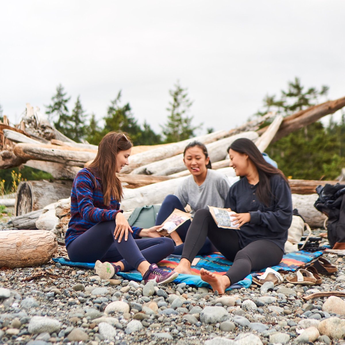 DEHYDRATING / ZERO WASTE TIP — make trip planning and meal prep part of the adventure!
⠀⠀
Why not make prepping for your next trip part of the adventure? If you think of it as a hangout with friends, you’ll enjoy it and you’ll do good for the earth! 🌱