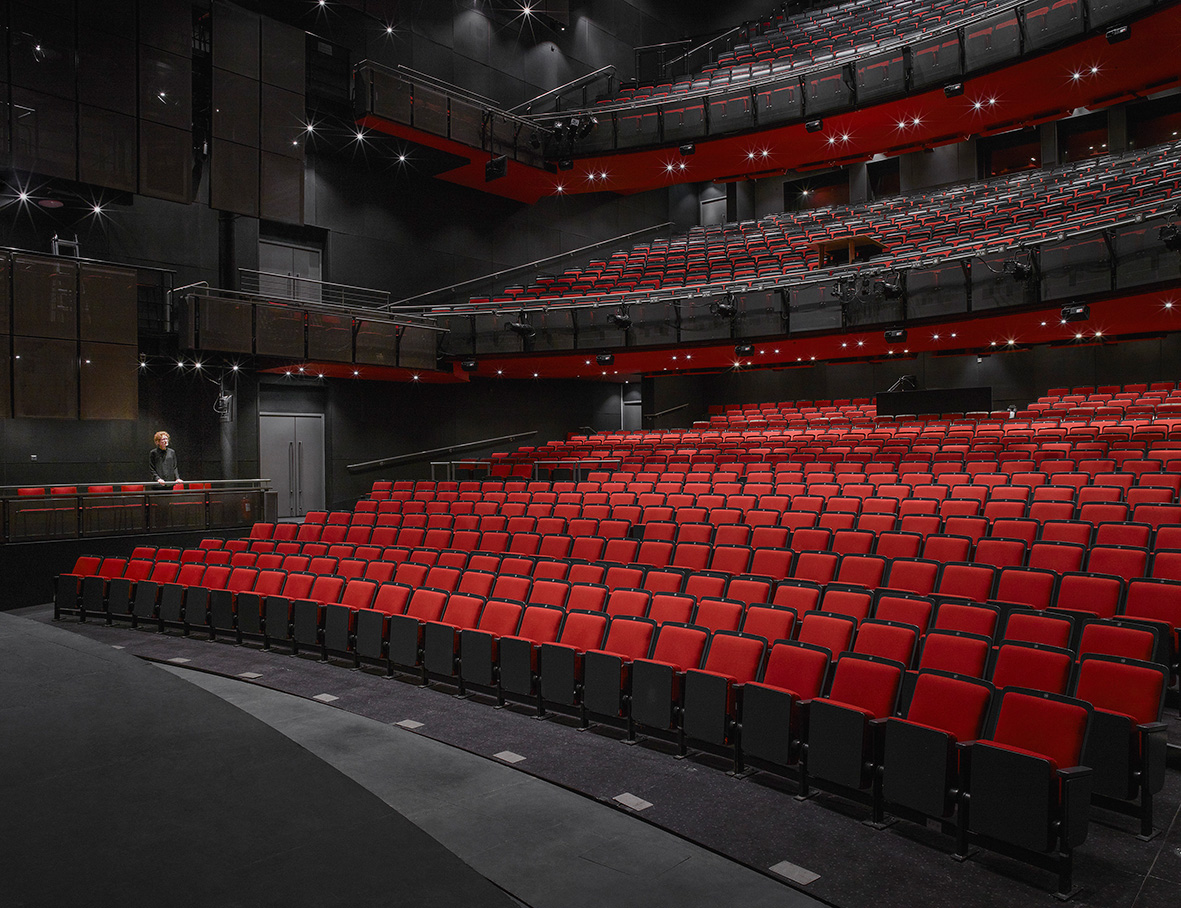 touch_digital's tweet image. Custodians for Covid  - 
Each image is available as a limited edition Fine Art Pigment Print at 50cm x 60cm for £200 from joannavestey.com/custodians-for…
All 20 images online for purchase. 
#custodiansforcovid #theatre #printsale #fundraising