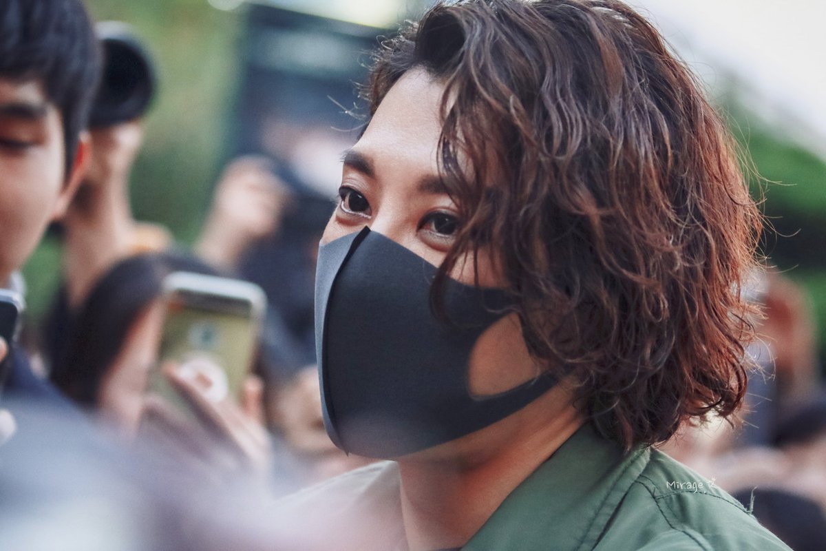 lovephs_486's tweet photo. 웃는남자 퇴근길 사진(마스크 낀 모습)
바쿄신은 2018년에 뮤지컬 웃는남자 퇴근길에서 피타 마스크(스펀지 재질)을 썼지만 올해는 건강관리 잘하시겠지? https://t.co/uY6oLw25U2