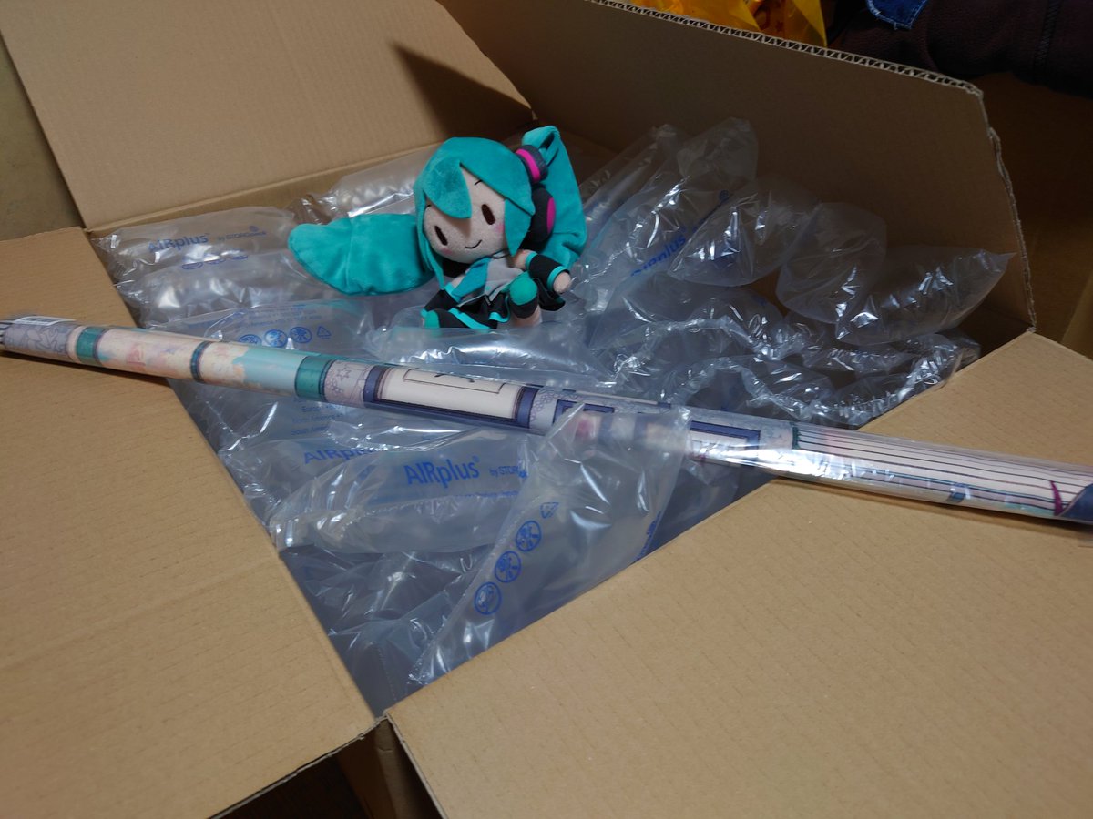 Ek V Twitter ツクモから商品届いた 箱デカイよw梱包材大杉ワロエナイ タペストリー一つにコレとは 初音ミク Tsukumo