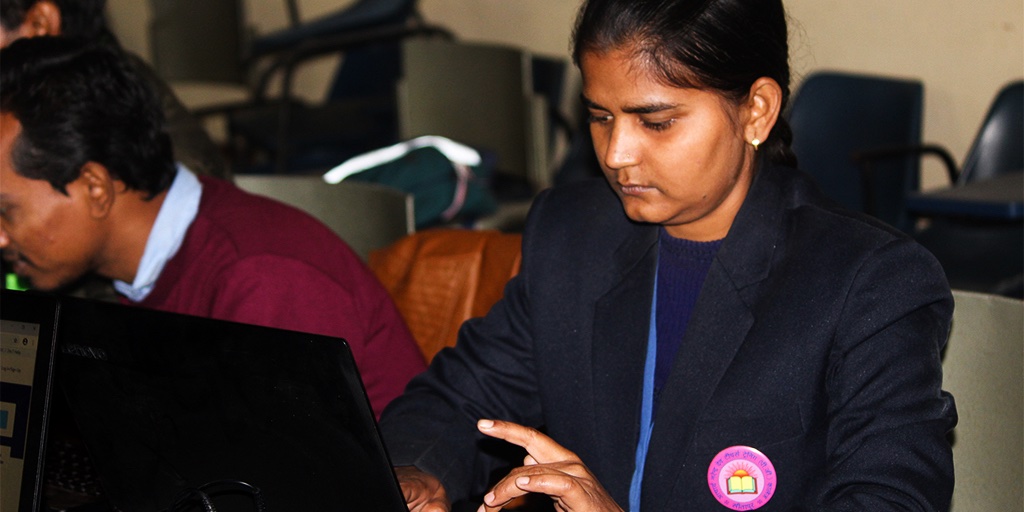 An aspiring teacher from Sitapur, Reeta, after her experience in our #TechnologyAdvancement Bootcamp, wants to learn computers better. 

'Computer cheezon ko bohot aasaan bana deta hai. When I become a teacher, I'll teach my students typing and give them assignments on laptops!'