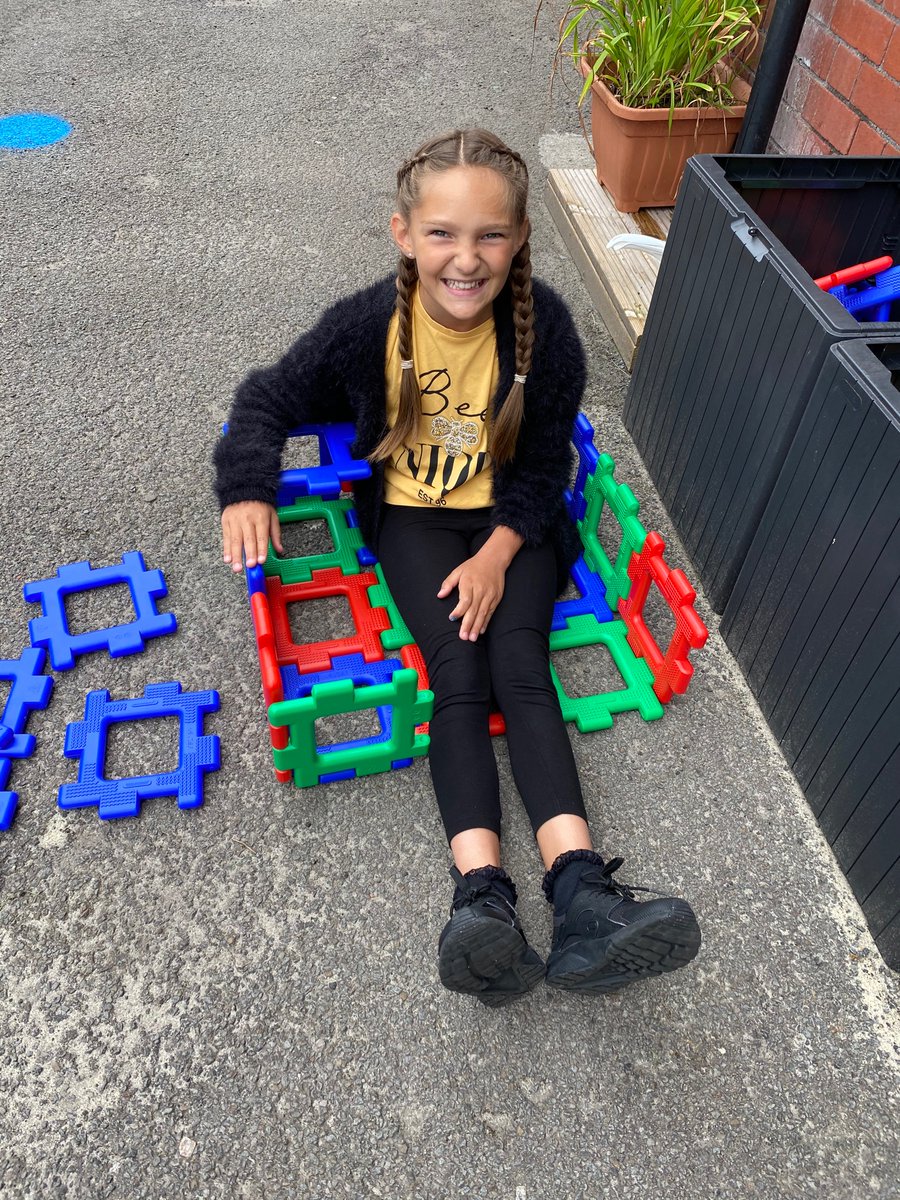 gladstonebarry's tweet photo. All the Friday Feels with #Pod7 today. The most amazing smiles 😊 #TeamYear4 #CatchUp #CheckIn #Prepare https://t.co/PPwnRZBQ14