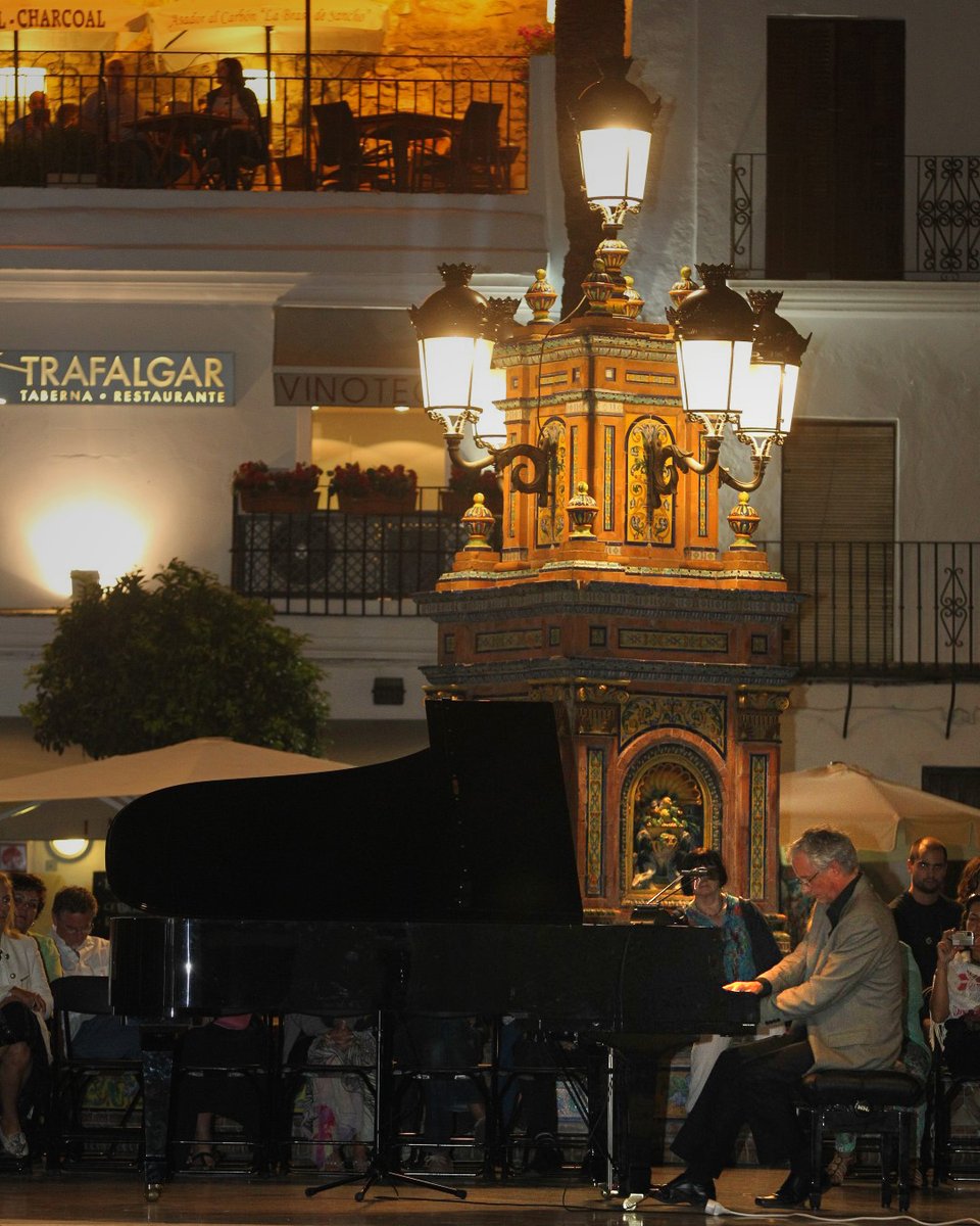 ralphpiano_com's tweet photo. Concert at Plaza de España, Vejer.  #restaurante_trafalgar #piano #composer #pianist #vejer #vejerdelafrontera #andalucia #cadiz #concert #concierto #musica #Musiclife #music #spain #españa #art #stage #saveculture #plazadeespaña #trafalgar https://t.co/S5SqNWz3Ng