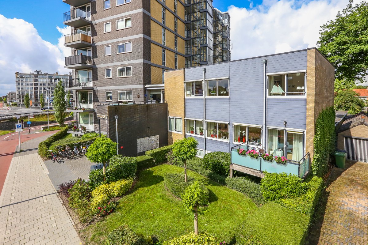 lamberinkfrl's tweet photo. Het is #perfect #wonen in dit 3-kamer #appartement aan het #Europaplein in #Leeuwarden! Met een heerlijk #dakterras, perfecte (centrale) ligging én eigen garagebox is het daarmee prima wonen! Plan jouw bezichtiging in via 058 310 0000! > https://t.co/aBvFQVApAS https://t.co/Uam2zCWWx9