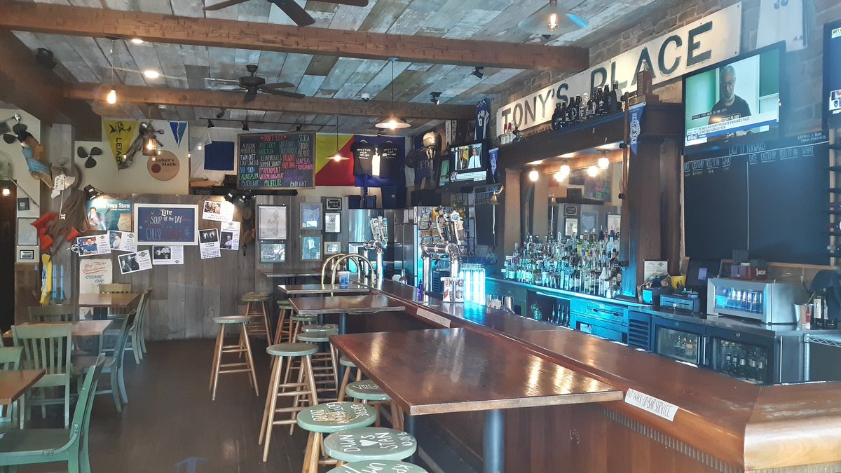 zudenSterne's tweet photo. @ReelBar is now the cleanest place in town. #putinbay #UVC https://t.co/vt7P81PX6X