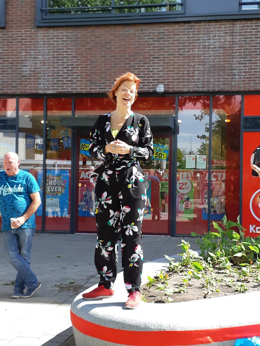 Zojuist was <a href="/lindavoortman/">Linda Voortman</a> op het Draaiwegplein. De nieuwe plantenbak zorgt voor minder fietser en scooters over het plein, dus veiliger!