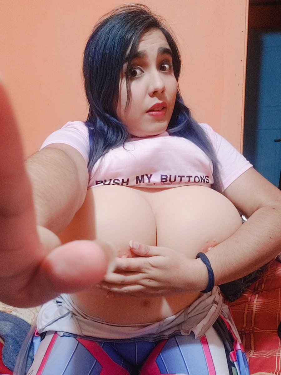 AlexaBalloon's tweet photo. Uhm? what's happening?! O.O!
WHAT BUTTON DID YOU PRESS!?

Wait, why an i inflating this much!?
This doesn't even feel normal! I feel like... Like a balloon! 🎈

#sizekink #sizetwitter #breastexpansion https://t.co/gzMYtGEll7