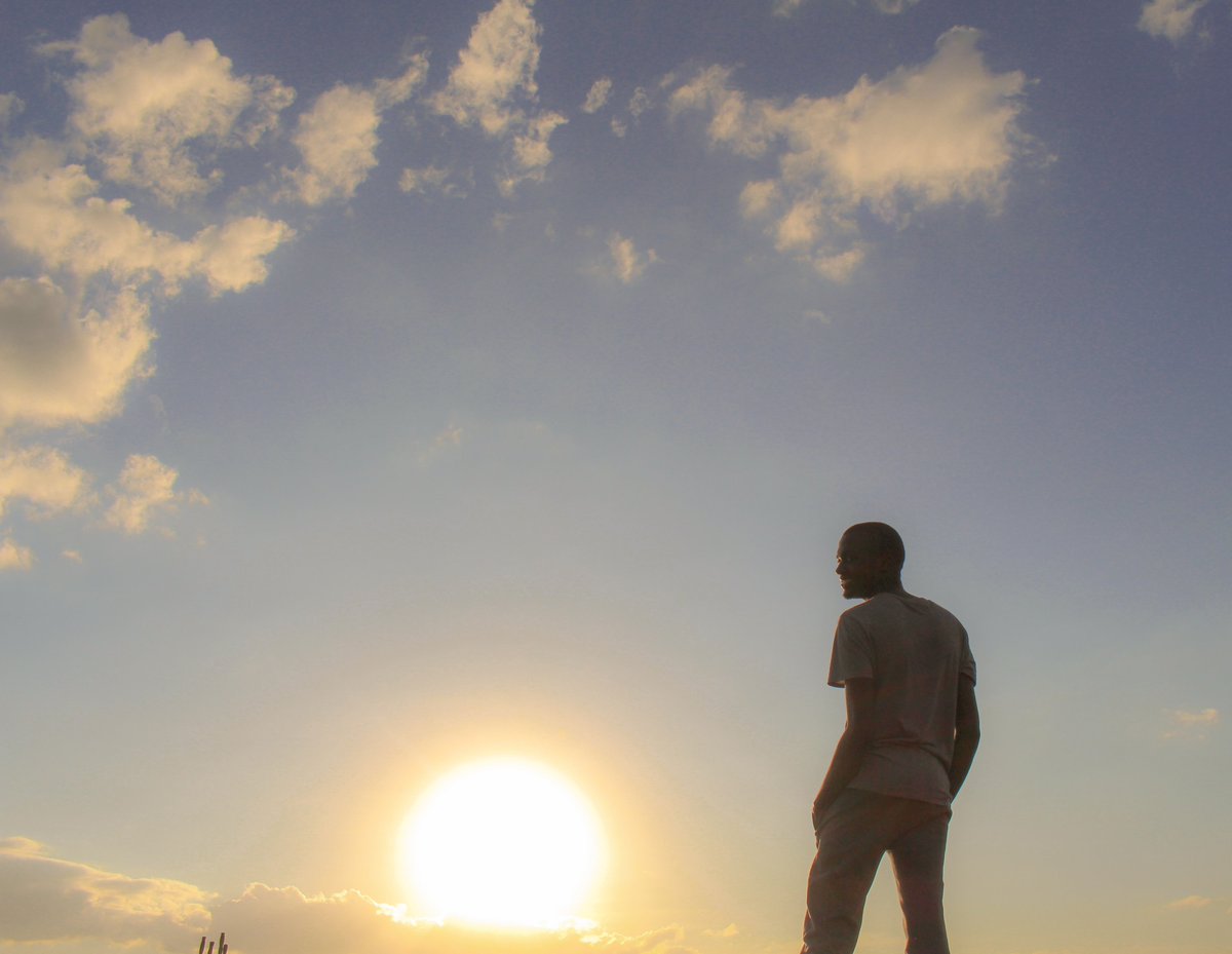 VinceOdundo's tweet image. What are you doing this weekend? I&apos;ll be rereading a book on &quot;How to Sit.&quot; 

Some programmer ignores his back till it aches - not me.  Let me listen to your best safe, socially distant activity ideas.
#Code #JustCode #CodeMore