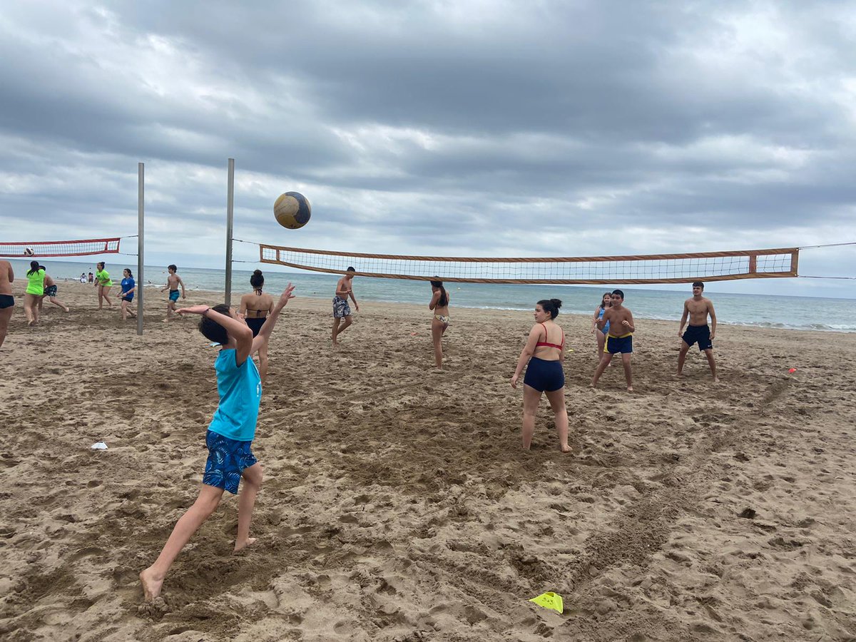 voleiprat's tweet photo. Finalitzem la primera setmana del nostre casal multiesportiu d'estiu 🌞 
.
Ho hem passat super bé 🎉 i ja estem esperant que sigui dilluns per conèixer a les noves incorporacions 😉
.
Moltes gràcies a totes les famílies que un estiu més confieu en nosaltres 💙
.
#festeviking https://t.co/kFpsIExMeH