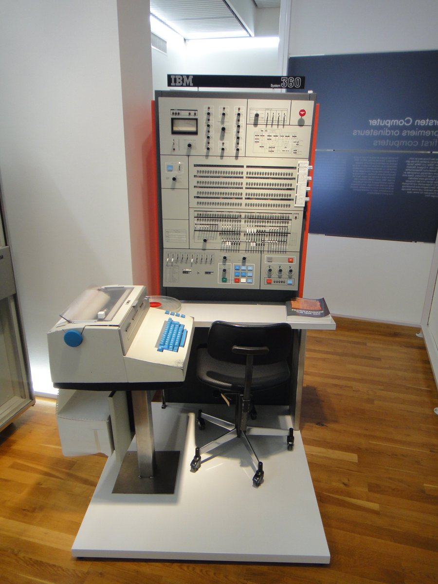 malikmf's tweet photo. في 2 يوليو #عام_1953
#حدث_تقني
#آي_بي_إم تعلن عن سلسلة أجهزة الكمبيوتر IBM360، وهو أول كمبيوتر أنتج بشكل تجاري واسع، هيمن على السوق طيلة عقد كامل من الزمن، كان الجهاز يخزن المعلومات على أسطوانة مغناطيسية بعد أن يستلمها من البطاقات المثقبة
@IBM 
#IBM360 https://t.co/qLoNfXkV7L