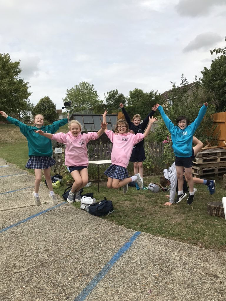 DameBradburys's tweet photo. Year 6 are thrilled with their leaversโ hoodies! #Setthestyle @SPFRosedaleHse @SPFSchools https://t.co/7AZDMCdWBb
