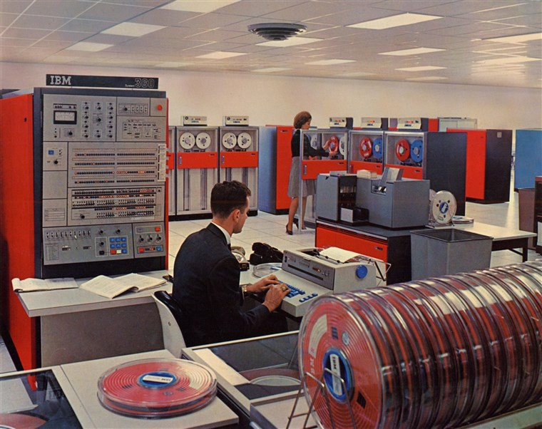 malikmf's tweet photo. في 2 يوليو #عام_1953
#حدث_تقني
#آي_بي_إم تعلن عن سلسلة أجهزة الكمبيوتر IBM360، وهو أول كمبيوتر أنتج بشكل تجاري واسع، هيمن على السوق طيلة عقد كامل من الزمن، كان الجهاز يخزن المعلومات على أسطوانة مغناطيسية بعد أن يستلمها من البطاقات المثقبة
@IBM 
#IBM360 https://t.co/qLoNfXkV7L