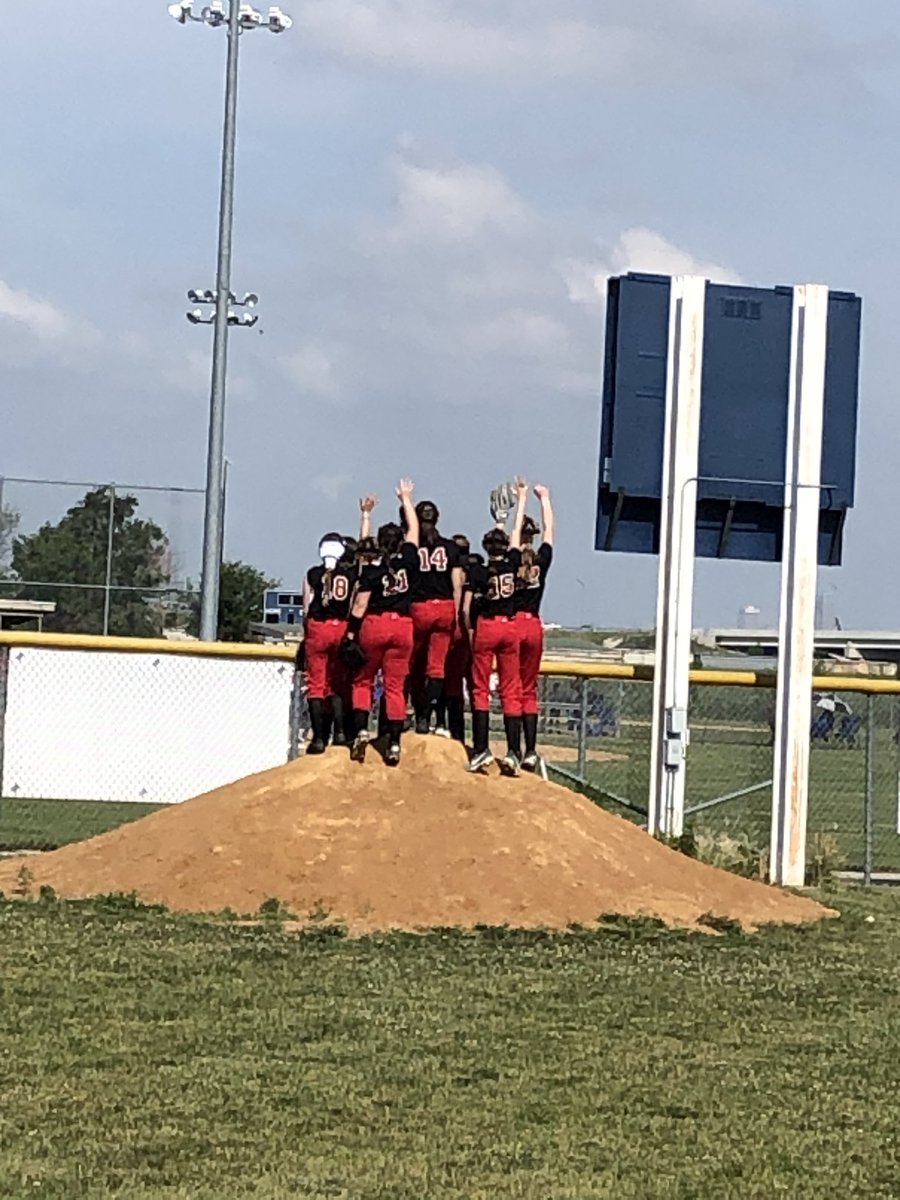NEQuakesBuzzell's tweet photo. 12U Quakes cheering on 14U Quakes at CB Sparkler! #GoQuakes!! https://t.co/fpSv3ZSpTG