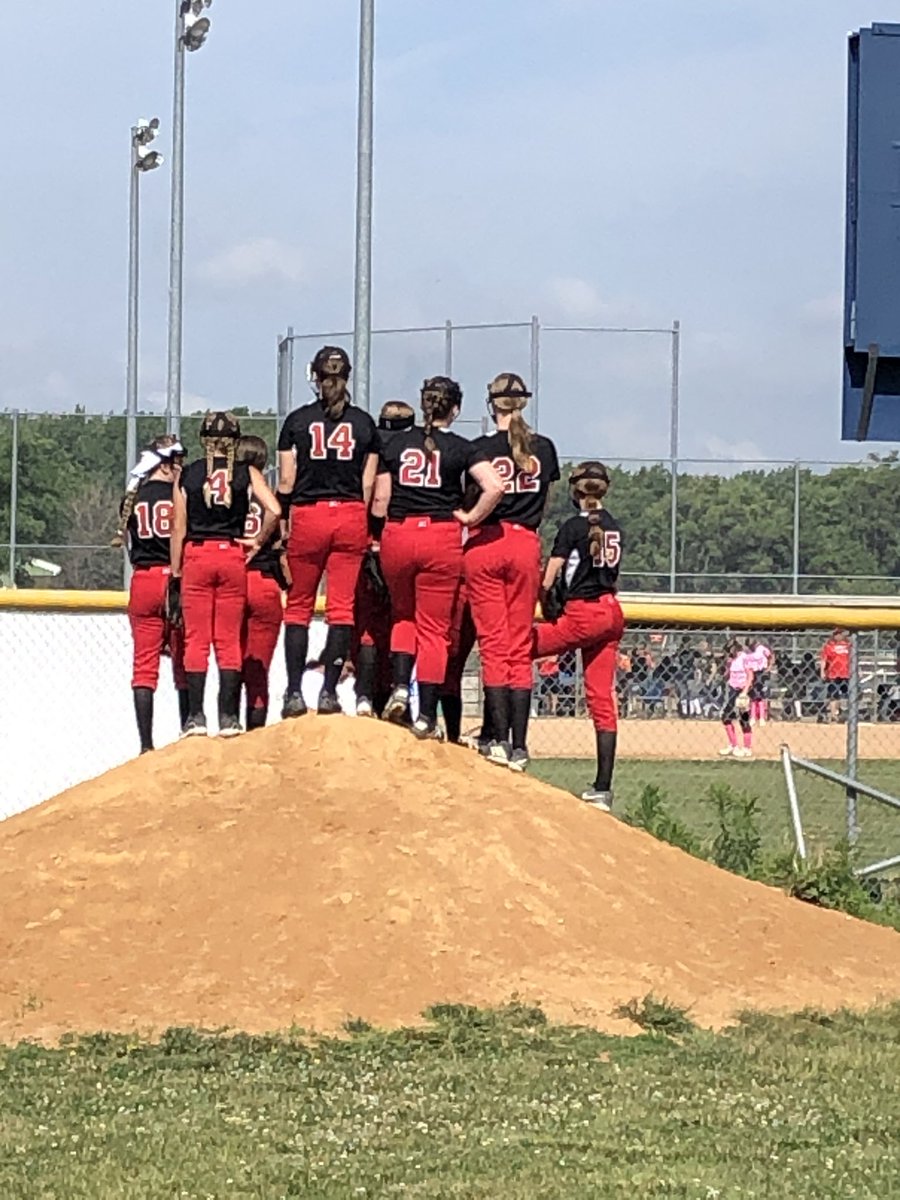 NEQuakesBuzzell's tweet photo. 12U Quakes cheering on 14U Quakes at CB Sparkler! #GoQuakes!! https://t.co/fpSv3ZSpTG