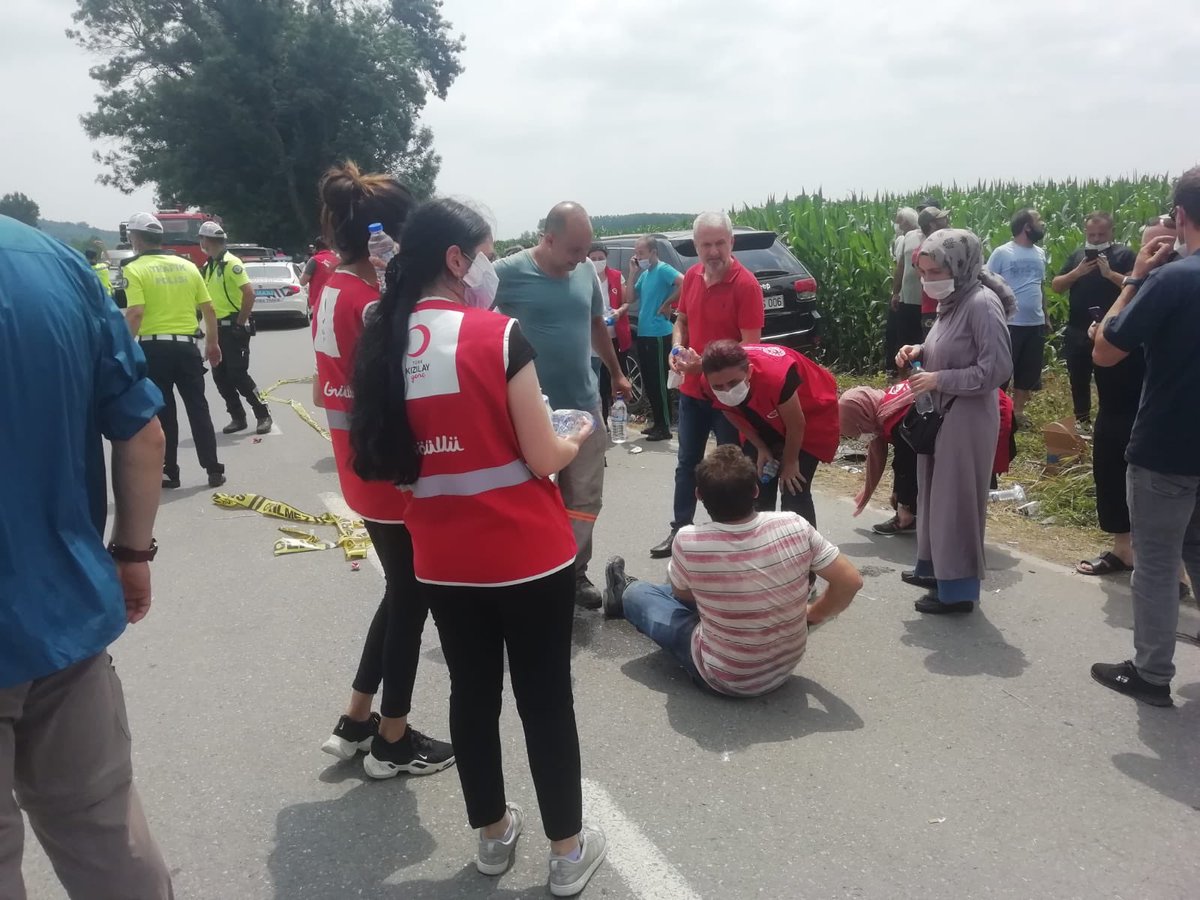 genckizilay54's tweet photo. Hendek ilçemizde bulunan  havai fişek fabrikasında meydana gelen patlamada  bütün acil ekipleriyle birlikte anında müdahale etmek üzere olay yerindeyiz. https://t.co/zpE9IXwxAl
